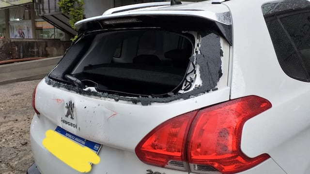 Vehículo dañado por un contenedor en el temporal.