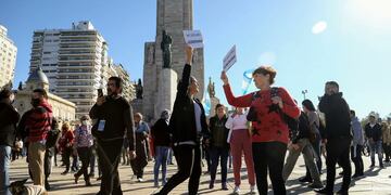 Protesta de agrupaciones anticuarentena en Rosario