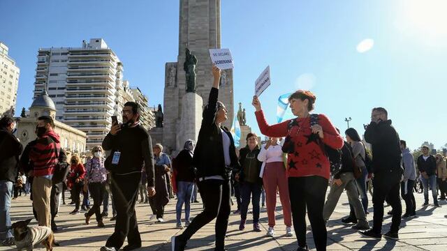 Protesta de agrupaciones anticuarentena en Rosario