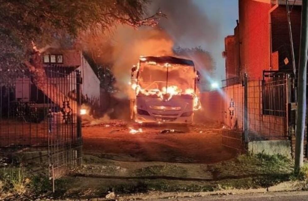 Incendio en Carlos Paz: una falla eléctrica destruyó un colectivo de media distancia y generó alarma entre vecinos
