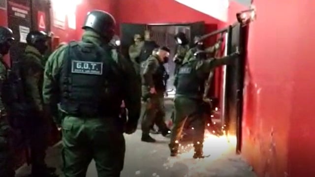 Durante el allanamiento en el estadio de Newell's, los organismos de Seguridad desmantelaron una "sala-bunker" (Captura video).