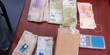 La droga y el dinero secuestrado en el procedimiento en Rivadavia.