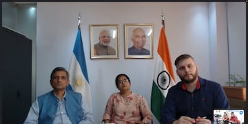 Balji Nagrath, Mohini Bhatia y Lucas Pou, en diálogo con el secretario Palomares, desde las oficinas de la Embajada de la República de India en la Argentina.