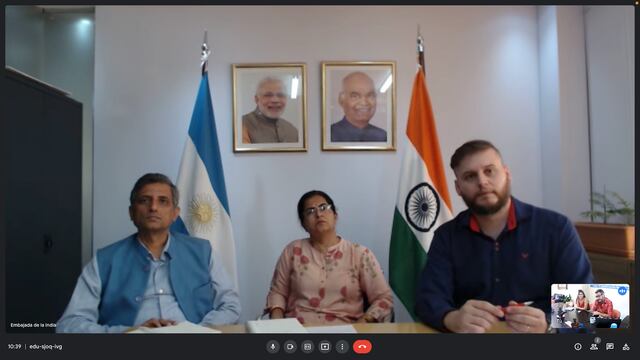 Balji Nagrath, Mohini Bhatia y Lucas Pou, en diálogo con el secretario Palomares, desde las oficinas de la Embajada de la República de India en la Argentina.