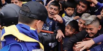 Marcos Rojo le regaló su barbijo a un nene santiagueño.