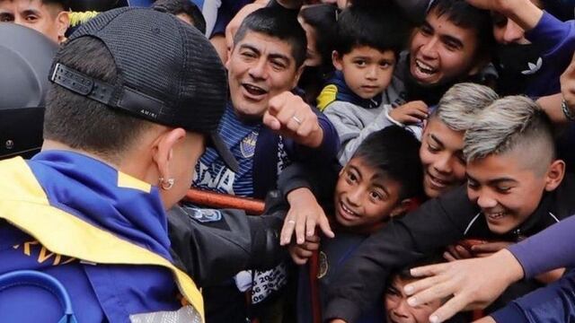 Marcos Rojo le regaló su barbijo a un nene santiagueño.