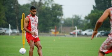 El lateral izquierdo Jonathan Bay y la oportunidad de jugar desde el arranque en el clásico. (Prensa Instituto).
