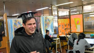 Lucas Quiroga, ciego recibido del secundario a los 23 años. No usa bastón, es independiente y quiere seguir estudiando idioma para irse del país.