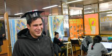 Lucas Quiroga, ciego recibido del secundario a los 23 años. No usa bastón, es independiente y quiere seguir estudiando idioma para irse del país.