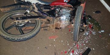 Dos menores a bordo de una moto impactaron contra un vehículo