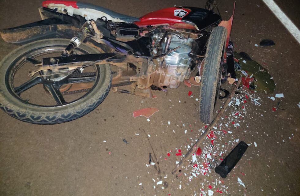 Dos menores a bordo de una moto impactaron contra un vehículo