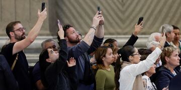 Indignación por las selfies en el Vaticano