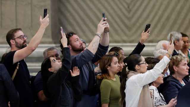 Indignación por las selfies en el Vaticano