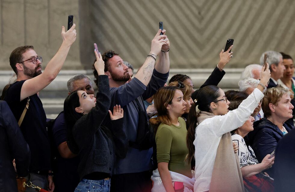 Indignación en el velatorio del Papa Francisco: los cazadores de selfies coparon la Basílica de San Pedro