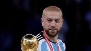 Papu Gómez con la Copa del Mundo.