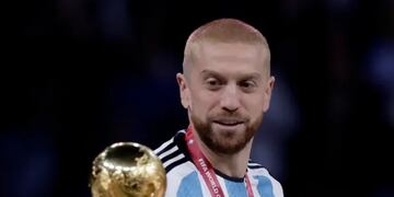 Papu Gómez con la Copa del Mundo.
