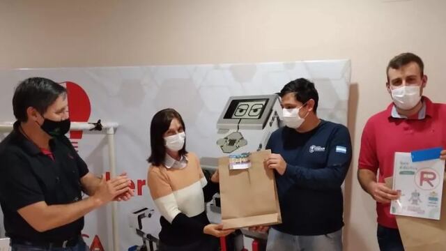 La entrega fue en representación de la Fundación Rene Favaloro.