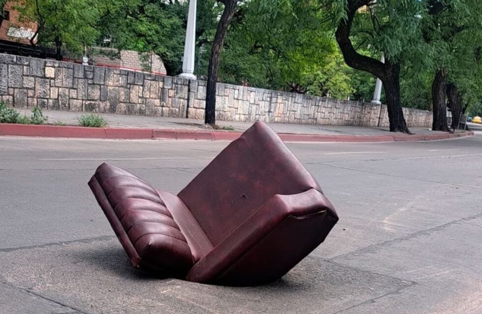 Esperan sentados: colocaron un sillón en un desagüe porque se robaron la tapa en Córdoba