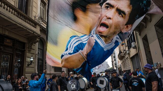 Un grupo de aficionados se reúnen para celebrar el aniversario de la "Mano de Dios". El "Chino" Maradona presenta un obra teatral con ese nombre mítico (AP Foto/Rodrigo Abd).