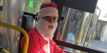 Sebastián Ocampo realizó su trabajo de chofer de la línea 935 vestido de Papa Noel y regalando caramelos a los niños. Gentileza