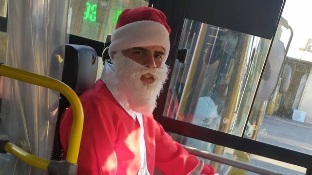 Sebastián Ocampo realizó su trabajo de chofer de la línea 935 vestido de Papa Noel y regalando caramelos a los niños. Gentileza