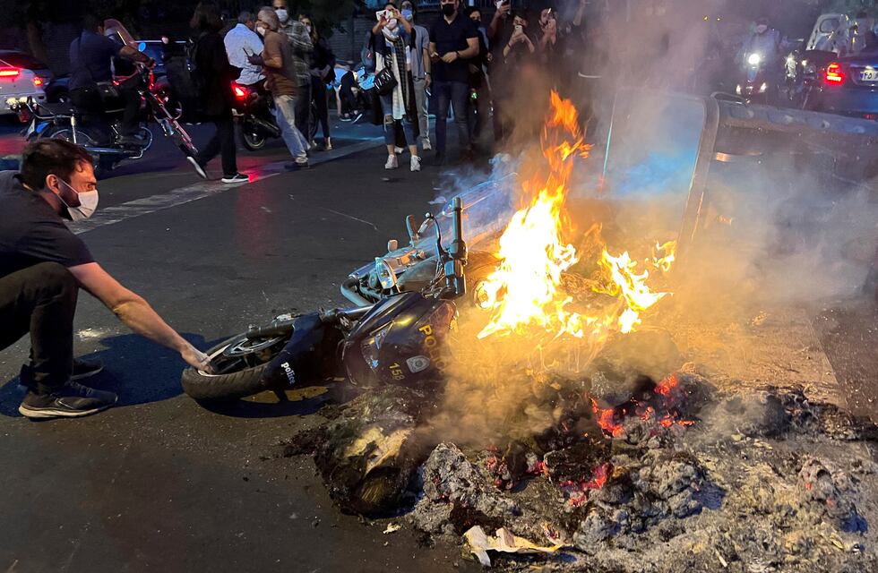 Irán: decenas de muertos durante las protestas por la mujer asesinada a manos de la “policía de la moral”