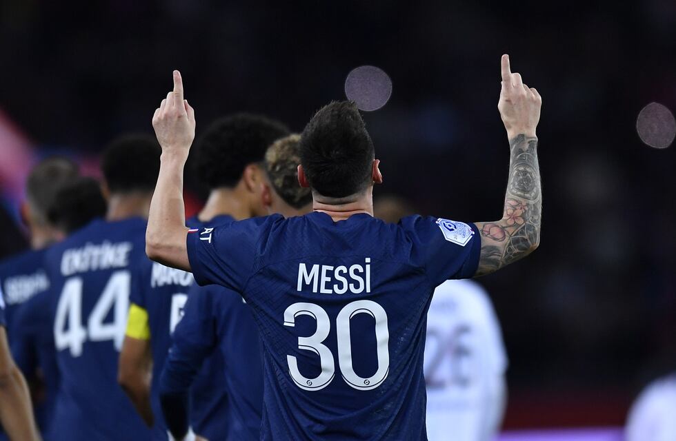 El PSG le ganó 2 a 1 al Niza con un gol de tiro libre de Lionel Messi