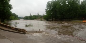 Ingresó una creciente de 2 metros y debieron cortar el tránsito del Fantasio y Playas de Oro.