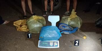 Adolescentes con drogas fueron interceptados en un remis.