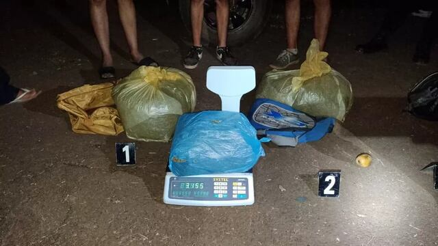 Adolescentes con drogas fueron interceptados en un remis.