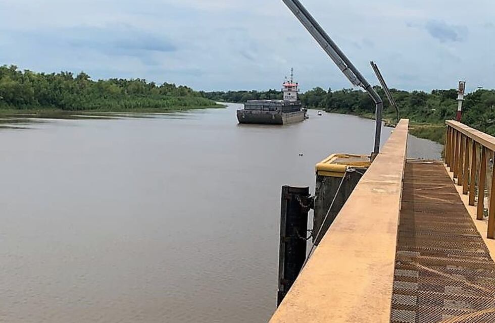 Luego de meses de paralización por la bajante del Paraná, salen 9 barcazas con 20 mil toneladas de soja y maíz