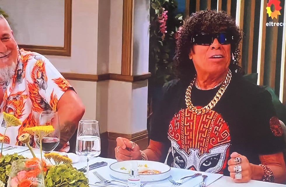 “Está San Martín, Maradona, Messi y vos, Mona”: furor por el cuartetero en la mesa de Juana Viale