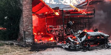 Arroyito se produjo un incendio de maquinaria agrícola en interior de un galpón en zona rural