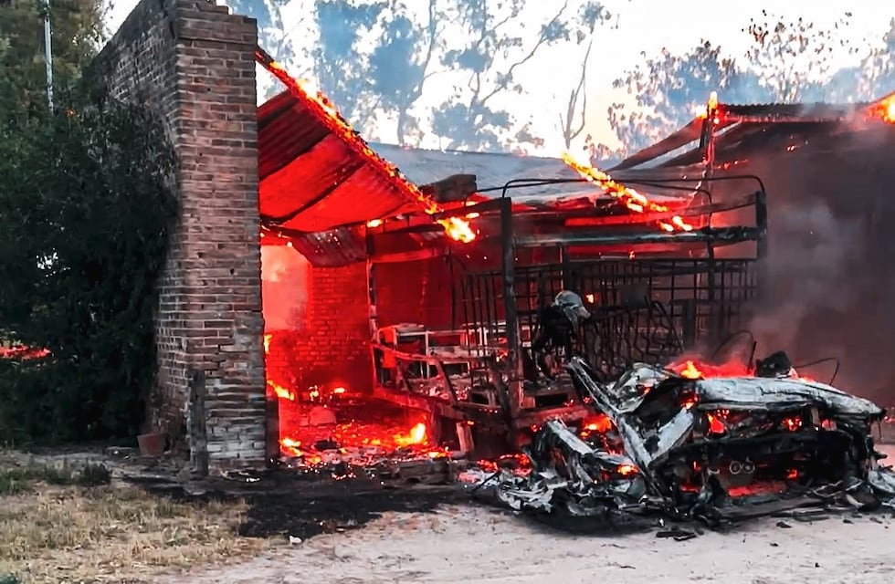 Se produjo un incendio de maquinaria agrícola en interior de un galpón en zona rural
