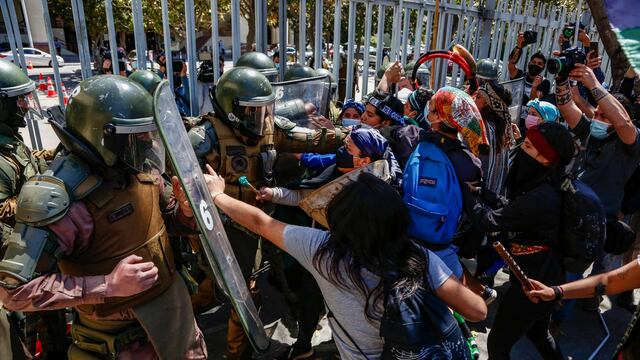 Mapuches de Chile chocan con la policía antidisturbios durante una protesta contra el Gobierno. (Foto de Dedvi MISSENE / AFP)