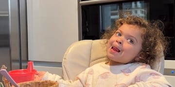 Nina en su desayuno.