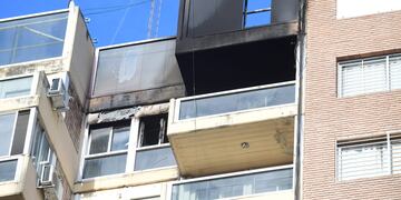Un edificio se incendió, un estudiante no pudo escapar, cayó al vacío y murió.