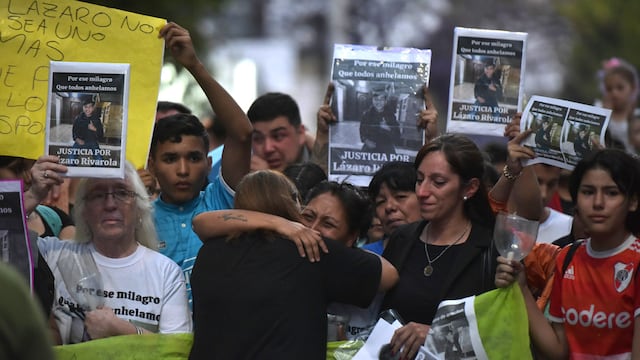 Justicia por Lázaro. Familiares y amigos de Lázaro en la plaza Jerónimo del Barco. Se trata del chico de 13 años que fue agredido con un pedazo de cordón de la vereda y permanece internado con un diagnóstico de daño irreversible en su cerebro.  (Facundo Luque / La Voz)