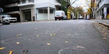 Frente a la farmacia Embón, los investigadores recogieron múltiples vainas calibre 9 milímetros.