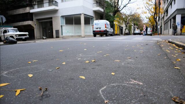 Frente a la farmacia Embón, los investigadores recogieron múltiples vainas calibre 9 milímetros.