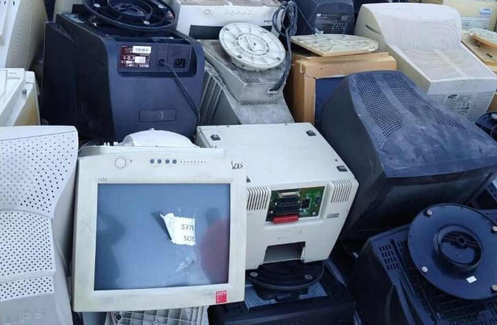 El Municipio recicla y transforma los residuos electrónicos en equipamiento para instituciones