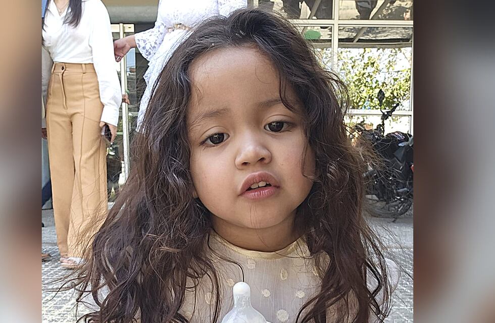 Catalina, la hija de Huguito Flores, recibió el alta: volvió a su casa y el abrazo con su hermana emocionó a todos