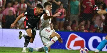 Esta vez, a Maravilla Martínez le cerraron los caminos al gol. Instituto empató en cero con Huracán (Ramiro Pereyra / La Voz).