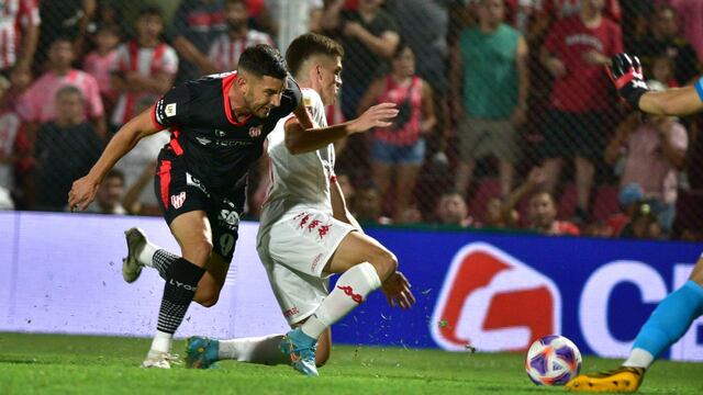 Esta vez, a Maravilla Martínez le cerraron los caminos al gol. Instituto empató en cero con Huracán (Ramiro Pereyra / La Voz).