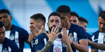 El uruguayo Michael Santos y un golazo para abrir el camino de la victoria del Talleres puntero (Federico López Claro).