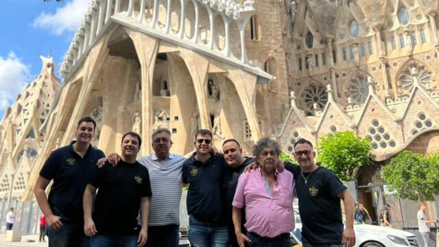 Los Palmeras frente a la Sagrada Familia