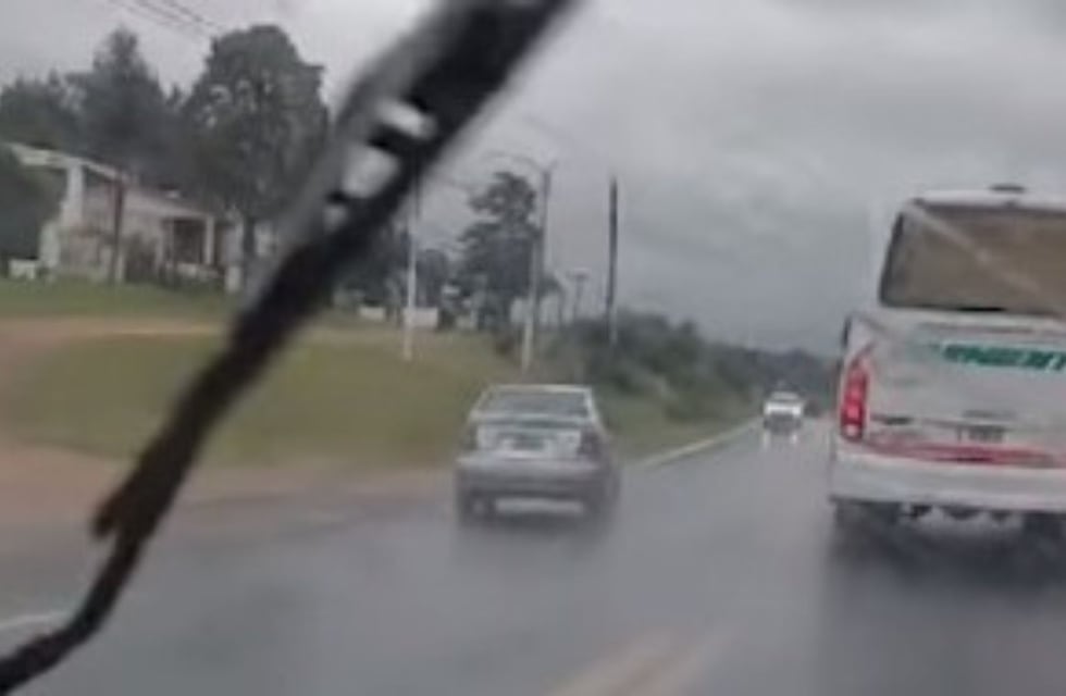 Demencia en Córdoba: se tiró a la banquina, retomó el camino y pasó un colectivo en doble línea amarilla