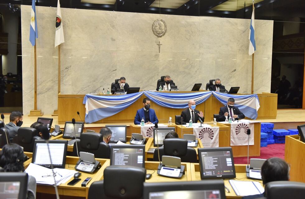 En una sesión maratónica, el ministro Lichtmajer defendió su gestión en la Legislatura