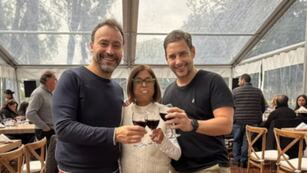 Los conductores junto a la productora.