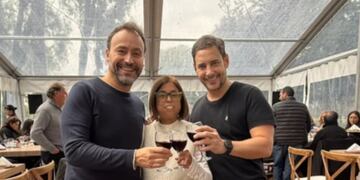 Los conductores junto a la productora.